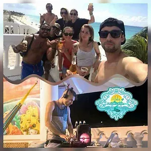 La Isla Playa Hostal